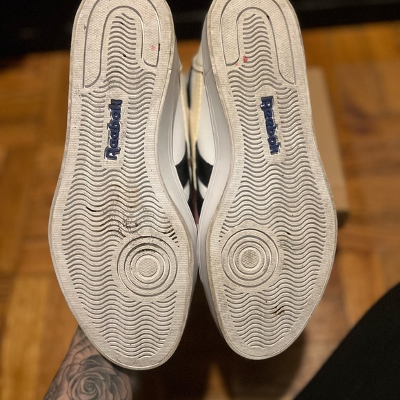 Reebok size 7.5- Black & White - Picture 5 of 7